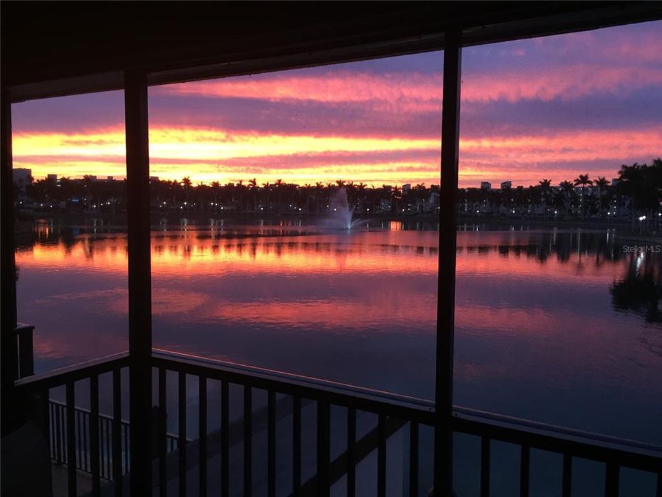 На продажу: $399,999 (2 спален, 2 ванн, 945 Квадратных фут)