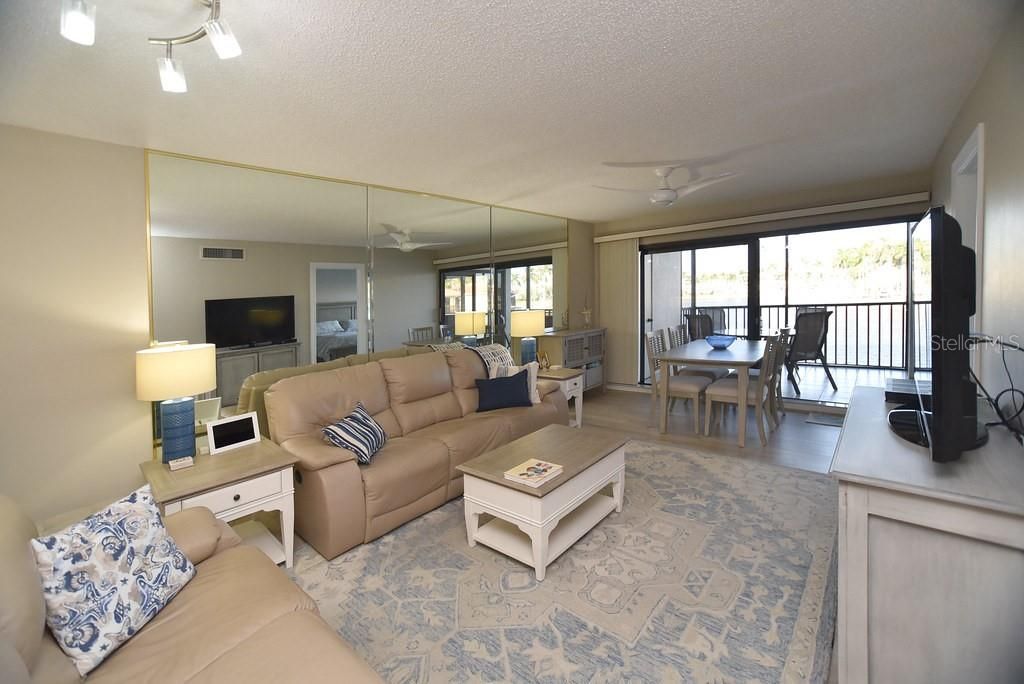 На продажу: $399,999 (2 спален, 2 ванн, 945 Квадратных фут)