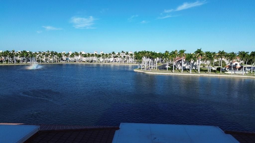 На продажу: $399,999 (2 спален, 2 ванн, 945 Квадратных фут)