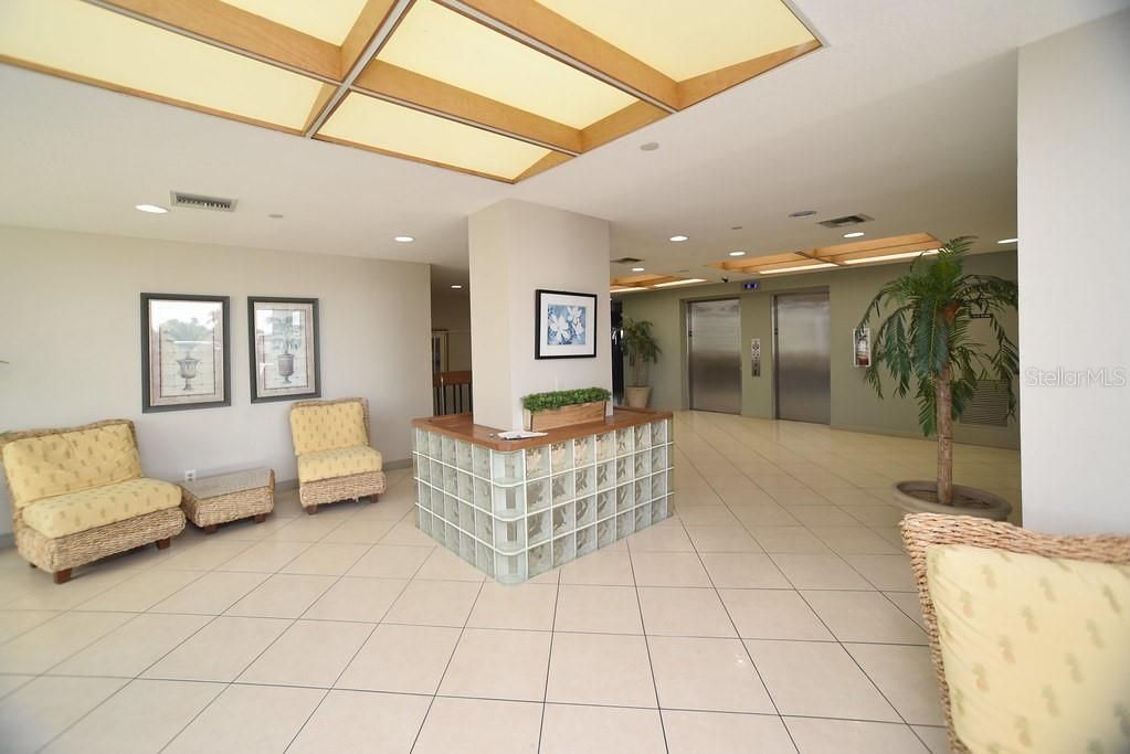 На продажу: $399,999 (2 спален, 2 ванн, 945 Квадратных фут)