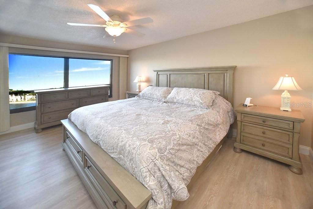 На продажу: $399,999 (2 спален, 2 ванн, 945 Квадратных фут)