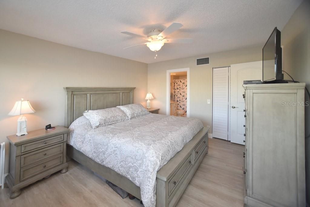 На продажу: $399,999 (2 спален, 2 ванн, 945 Квадратных фут)