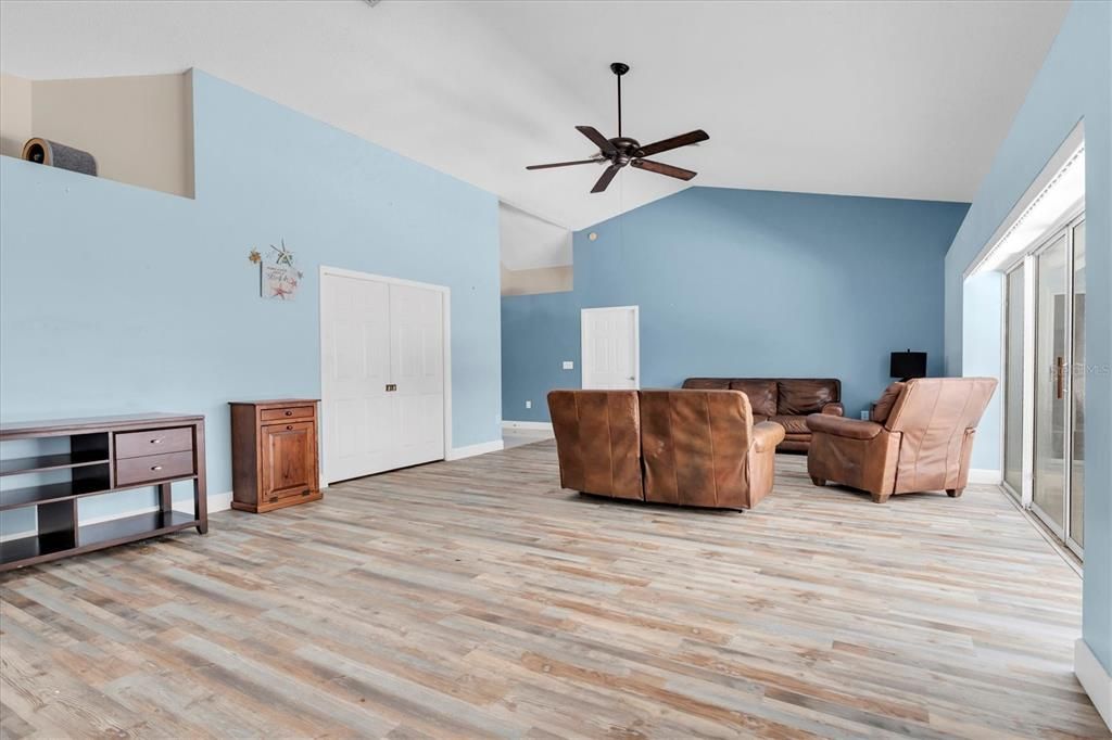 Под контрактом: $485,000 (3 спален, 2 ванн, 1932 Квадратных фут)