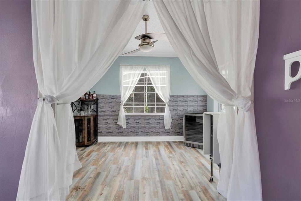 Под контрактом: $485,000 (3 спален, 2 ванн, 1932 Квадратных фут)