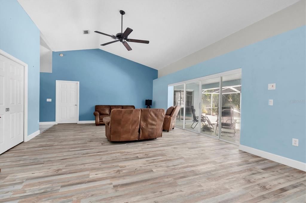 Под контрактом: $485,000 (3 спален, 2 ванн, 1932 Квадратных фут)