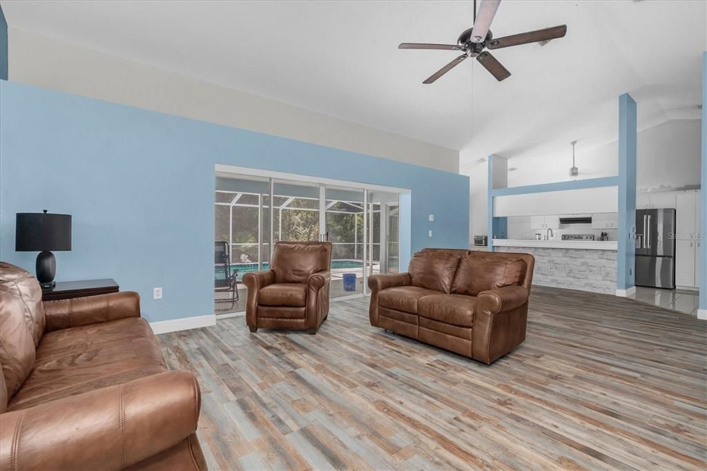 Под контрактом: $485,000 (3 спален, 2 ванн, 1932 Квадратных фут)