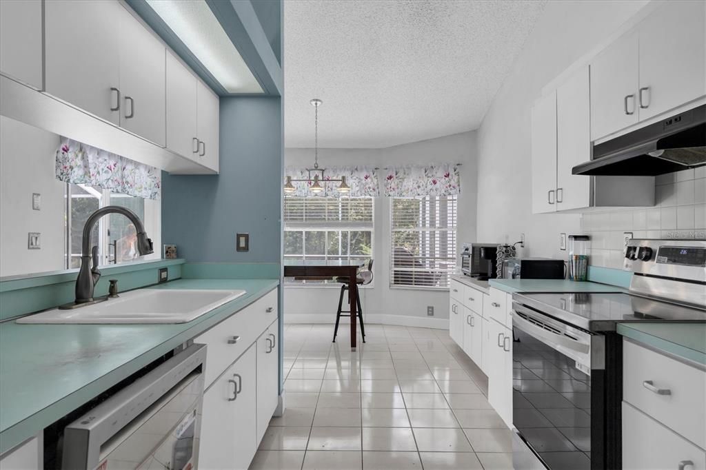 Под контрактом: $485,000 (3 спален, 2 ванн, 1932 Квадратных фут)