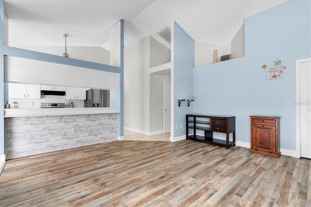 Под контрактом: $485,000 (3 спален, 2 ванн, 1932 Квадратных фут)