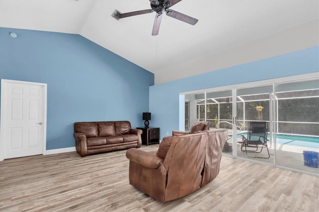 Под контрактом: $485,000 (3 спален, 2 ванн, 1932 Квадратных фут)