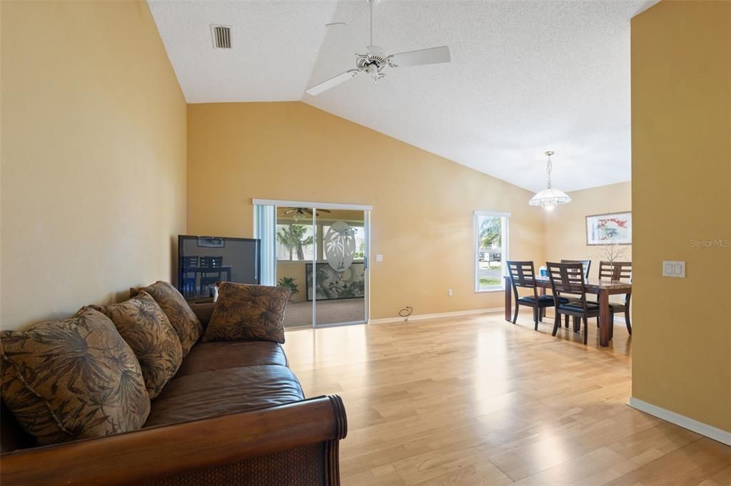 Active With Contract: $270,000 (2 beds, 2 baths, 1264 Square Feet)