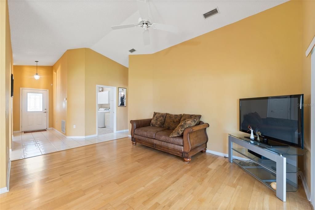 Active With Contract: $270,000 (2 beds, 2 baths, 1264 Square Feet)