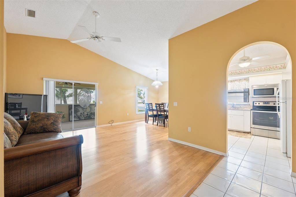 Active With Contract: $270,000 (2 beds, 2 baths, 1264 Square Feet)