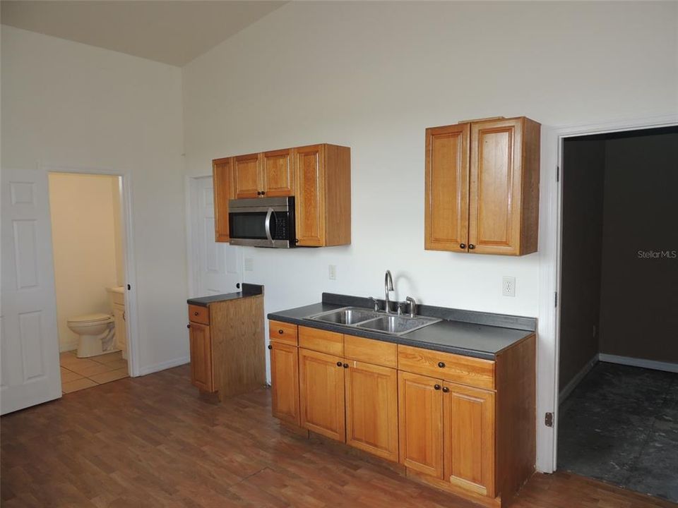 For Sale: $345,000 (1 beds, 1 baths, 480 Square Feet)