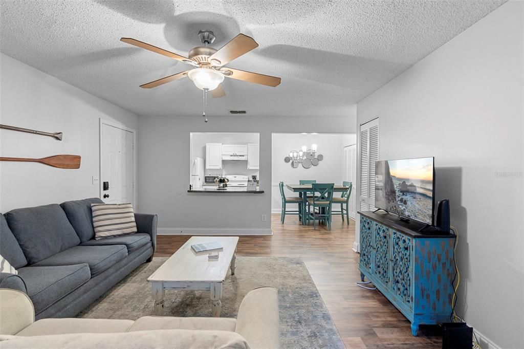 На продажу: $170,000 (2 спален, 2 ванн, 905 Квадратных фут)