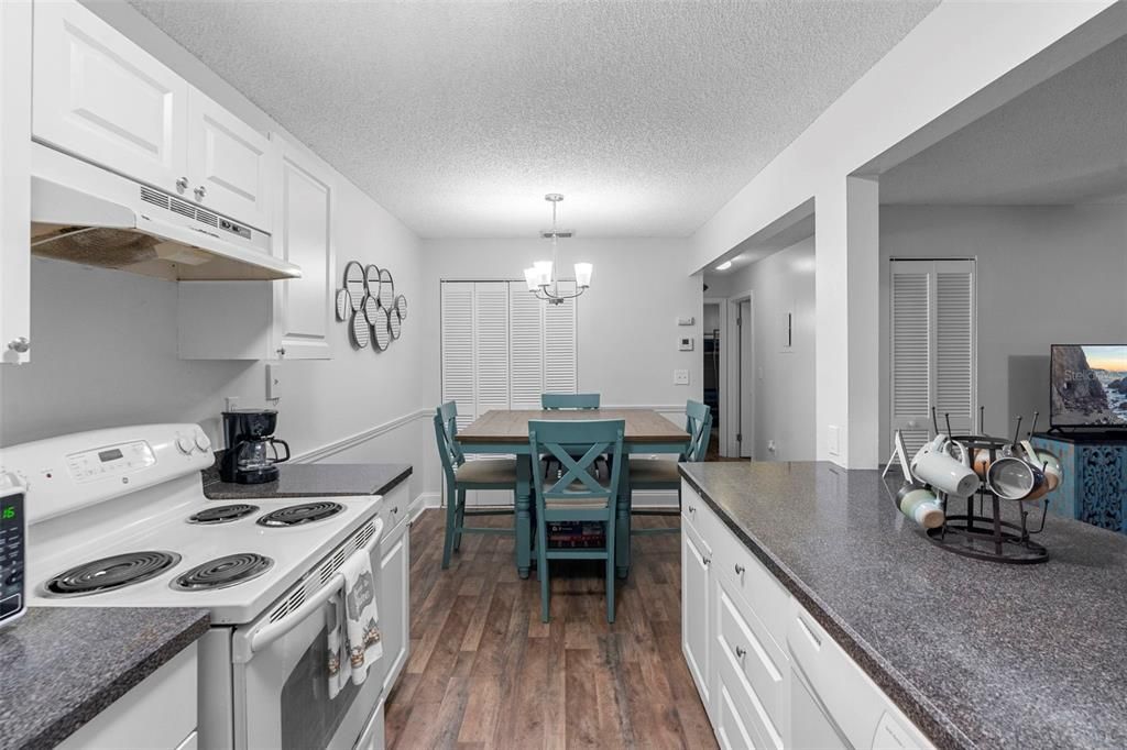 На продажу: $170,000 (2 спален, 2 ванн, 905 Квадратных фут)