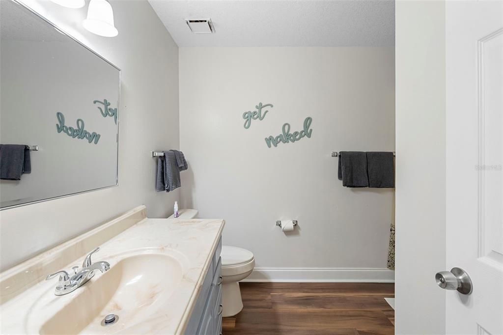 На продажу: $170,000 (2 спален, 2 ванн, 905 Квадратных фут)