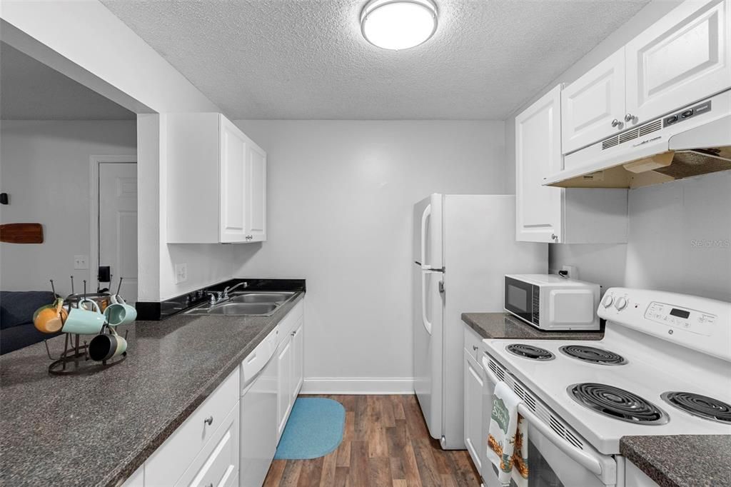 На продажу: $170,000 (2 спален, 2 ванн, 905 Квадратных фут)