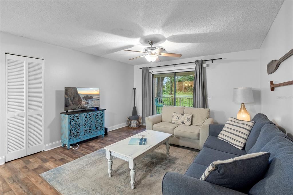 На продажу: $170,000 (2 спален, 2 ванн, 905 Квадратных фут)