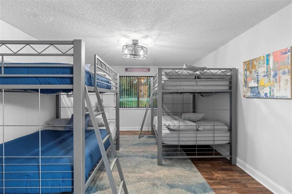 На продажу: $170,000 (2 спален, 2 ванн, 905 Квадратных фут)