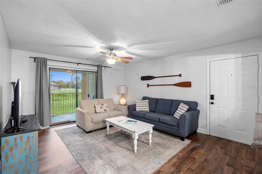 На продажу: $170,000 (2 спален, 2 ванн, 905 Квадратных фут)