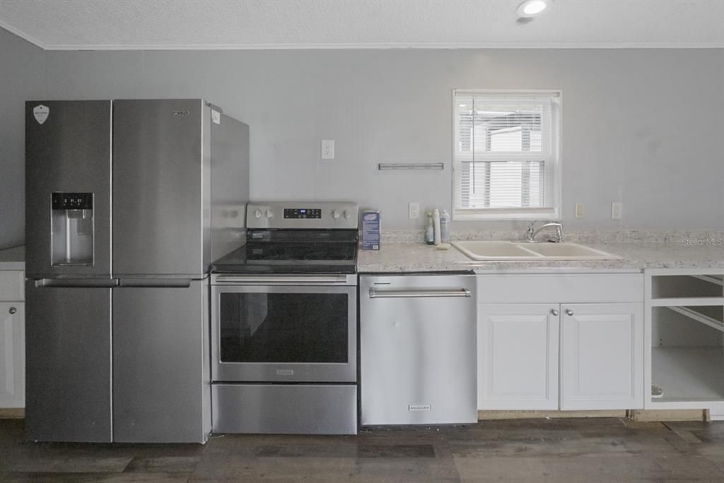 合同活跃: $165,000 (3 贝兹, 2 浴室, 1352 平方英尺)