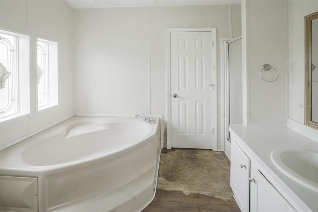 合同活跃: $165,000 (3 贝兹, 2 浴室, 1352 平方英尺)