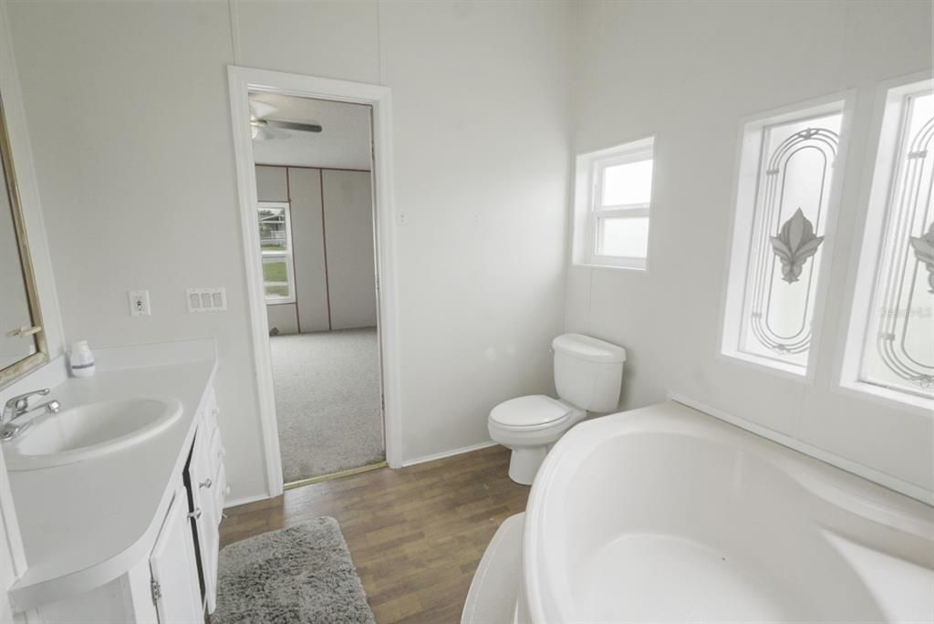 合同活跃: $165,000 (3 贝兹, 2 浴室, 1352 平方英尺)