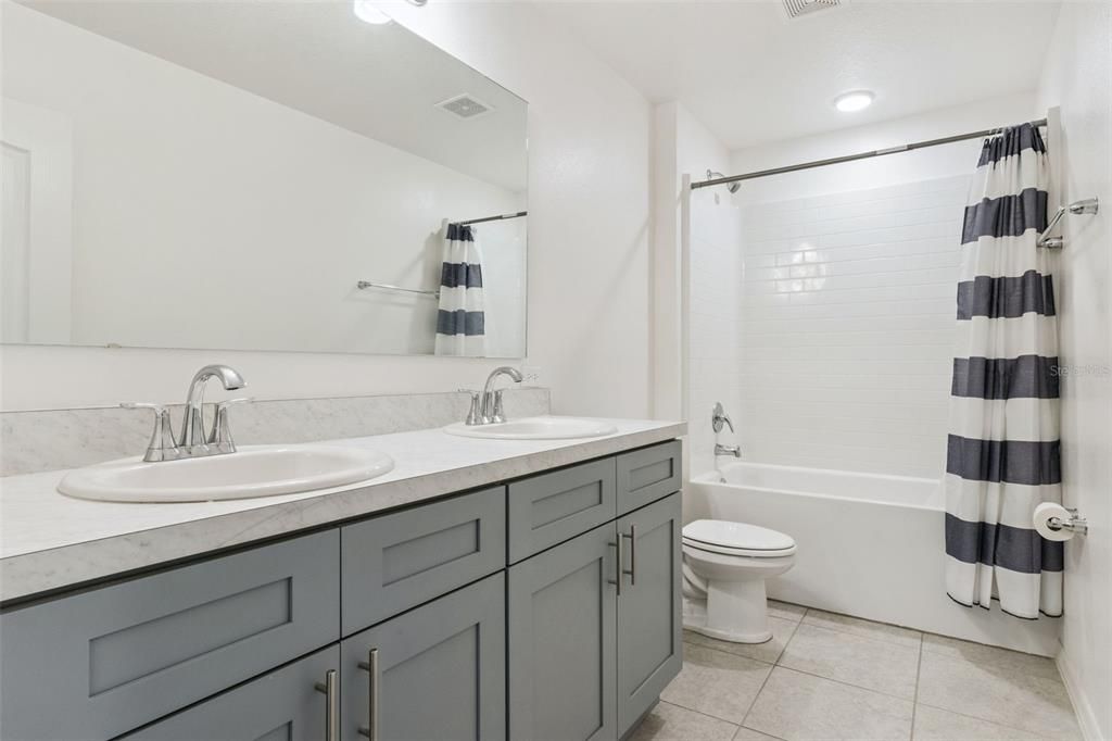 En Venta: $375,000 (4 camas, 3 baños, 2315 Pies cuadrados)