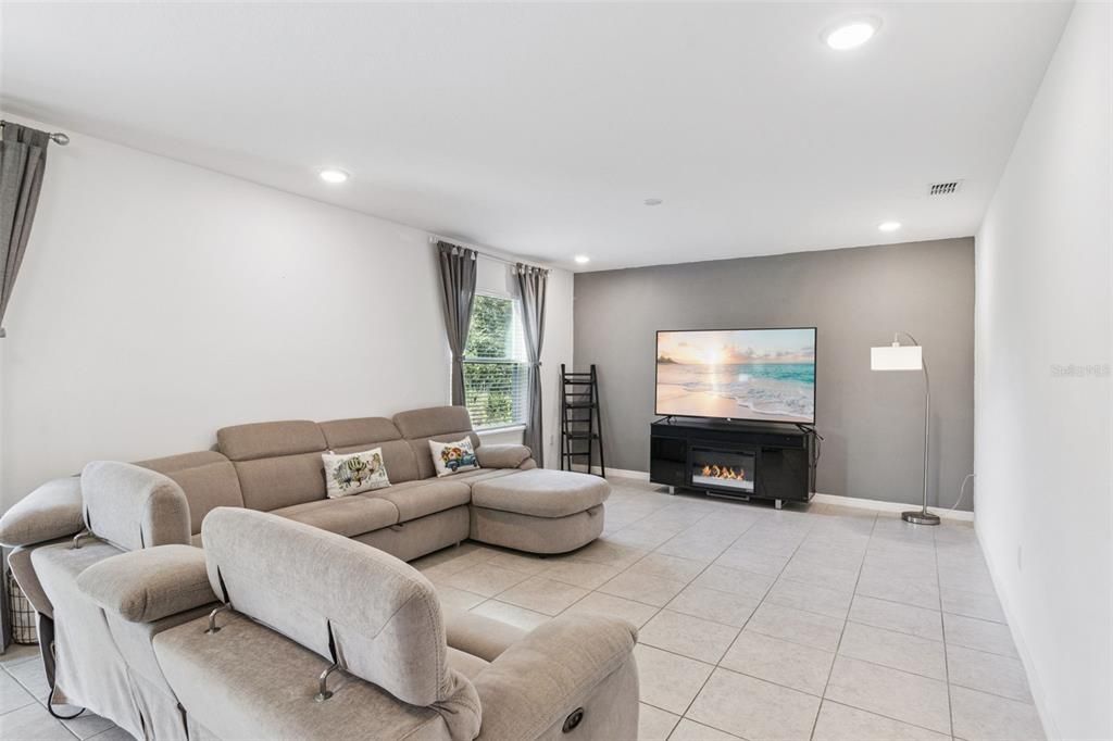 En Venta: $375,000 (4 camas, 3 baños, 2315 Pies cuadrados)