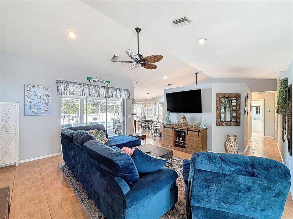 Active With Contract: $326,888 (2 beds, 2 baths, 1708 Square Feet)