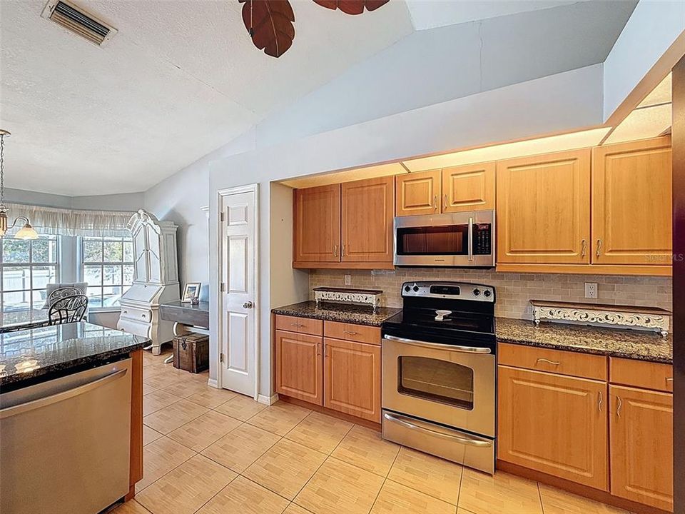 Active With Contract: $326,888 (2 beds, 2 baths, 1708 Square Feet)