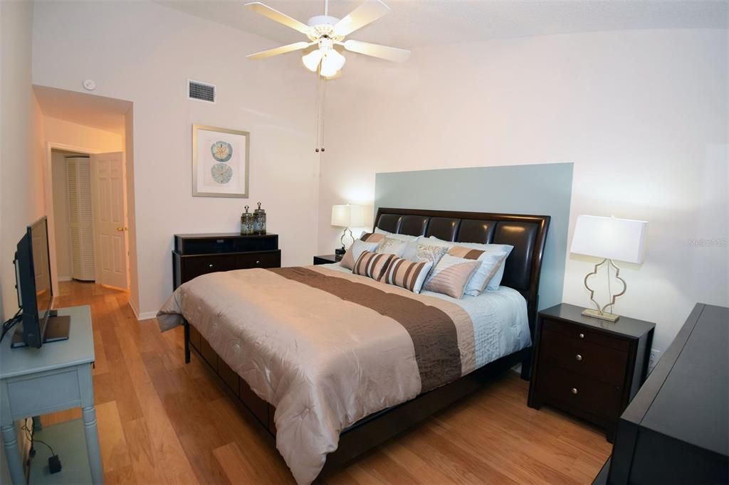 出租: $3,700 (2 贝兹, 2 浴室, 1221 平方英尺)