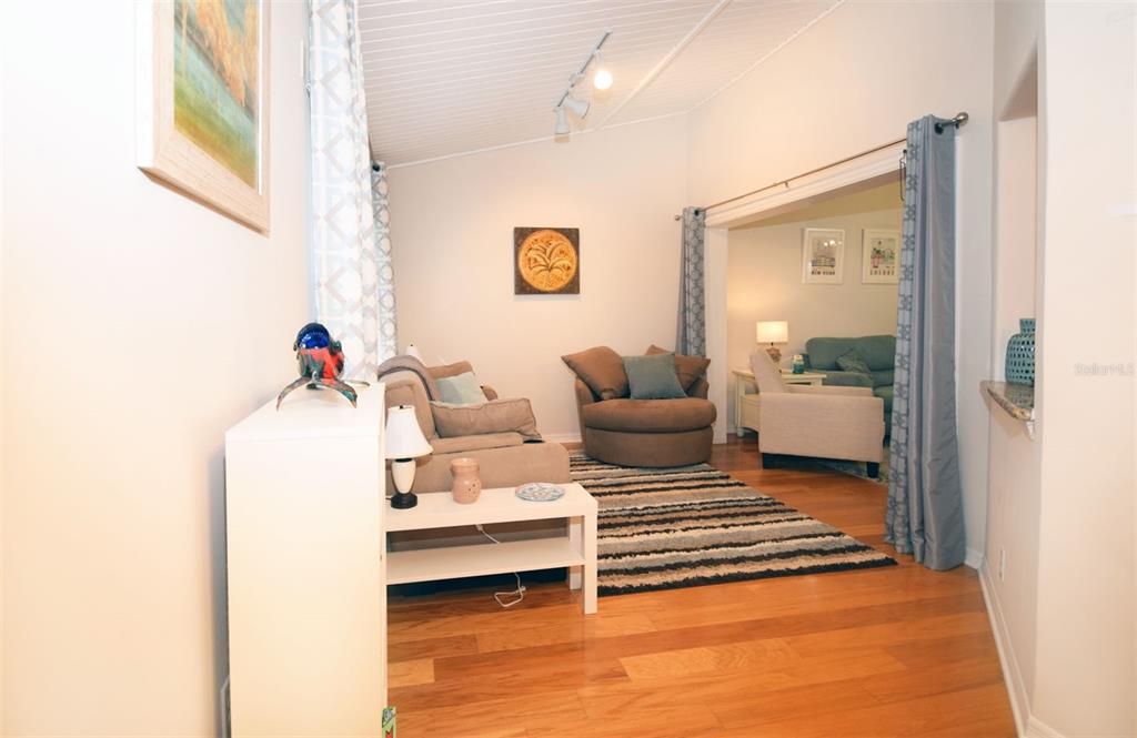 出租: $3,700 (2 贝兹, 2 浴室, 1221 平方英尺)