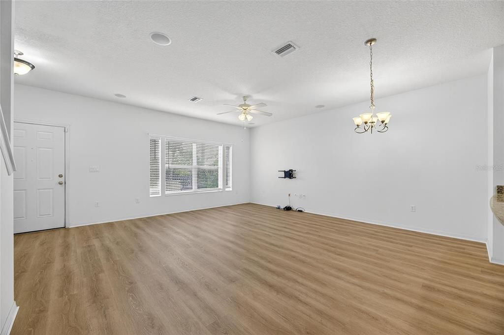 Active With Contract: $310,000 (3 beds, 2 baths, 1436 Square Feet)