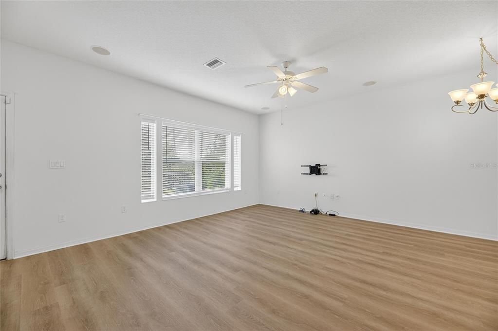 Active With Contract: $310,000 (3 beds, 2 baths, 1436 Square Feet)