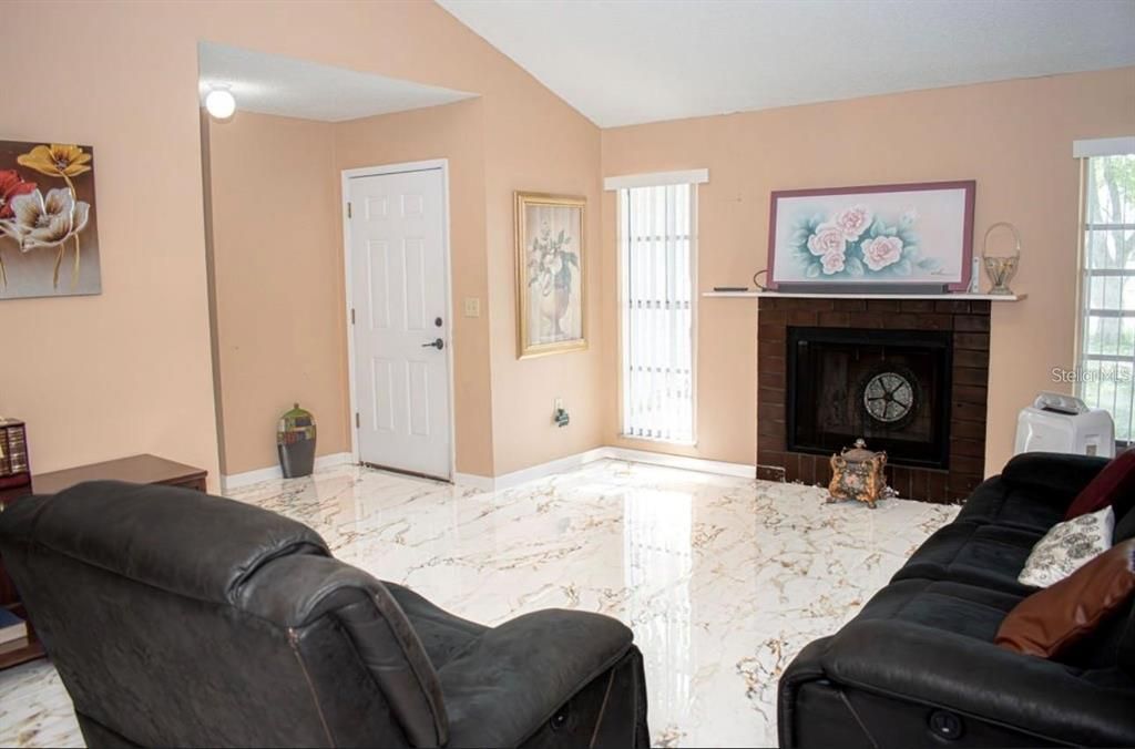 Active With Contract: $270,000 (3 beds, 2 baths, 1424 Square Feet)