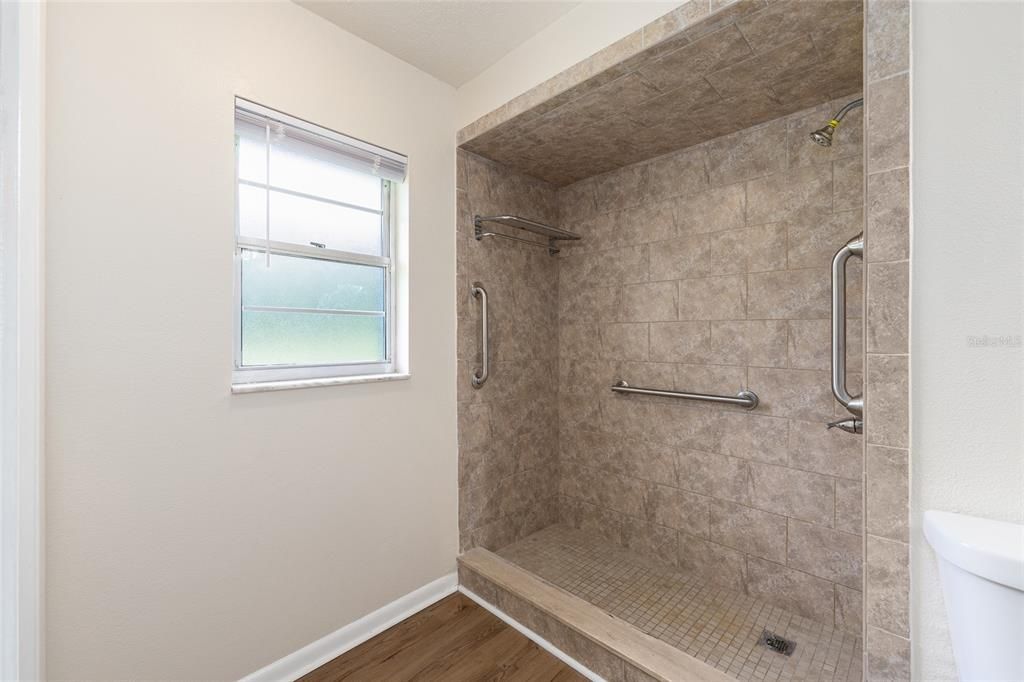 Activo con contrato: $295,000 (3 camas, 1 baños, 1540 Pies cuadrados)