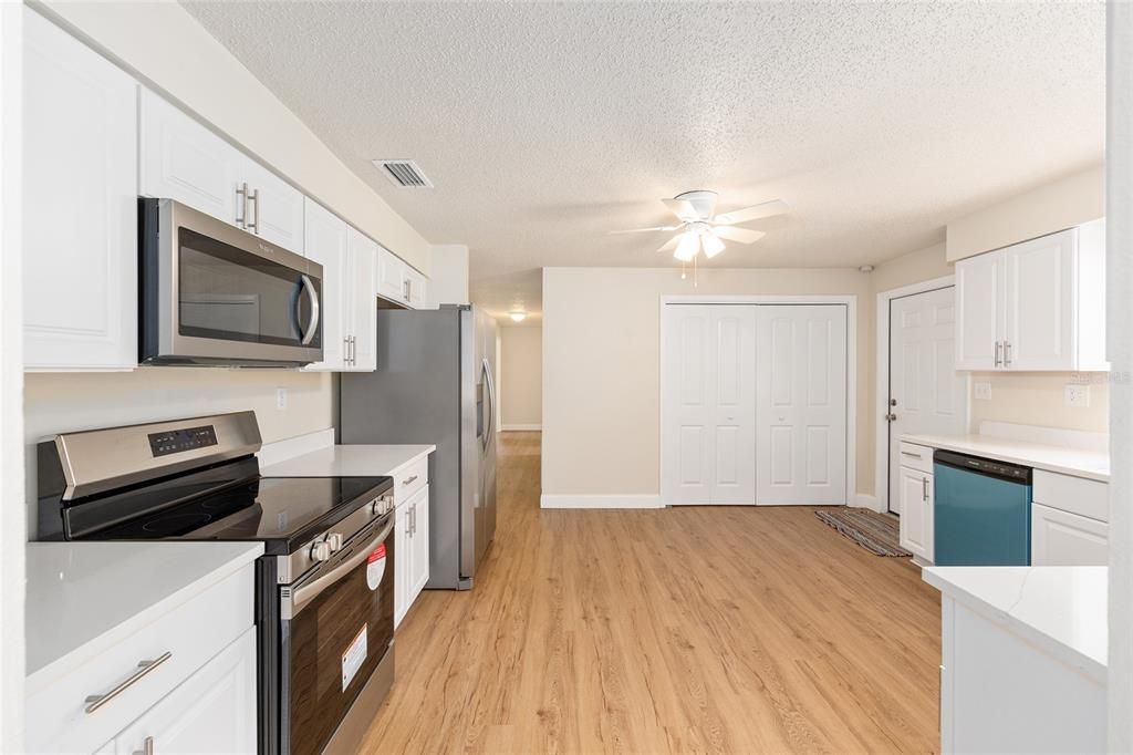 Activo con contrato: $295,000 (3 camas, 1 baños, 1540 Pies cuadrados)