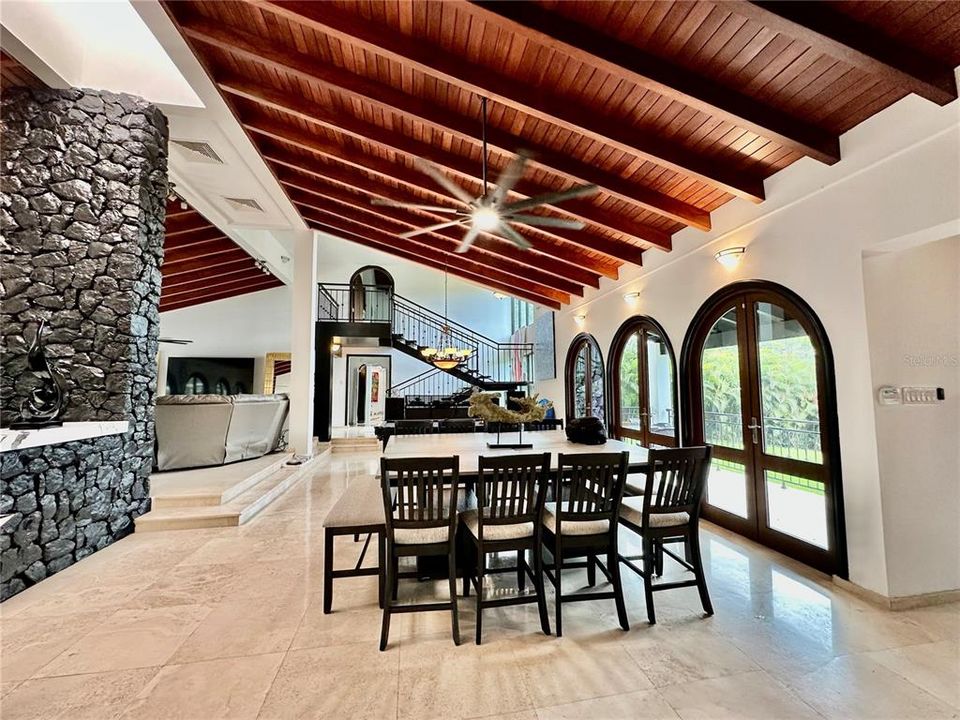 待售: $2,500,000 (6 贝兹, 5 浴室, 4535 平方英尺)