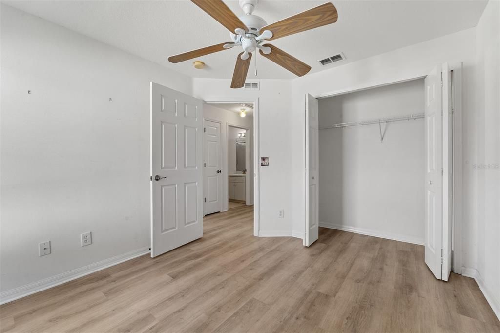 合同活跃: $280,000 (3 贝兹, 2 浴室, 1059 平方英尺)