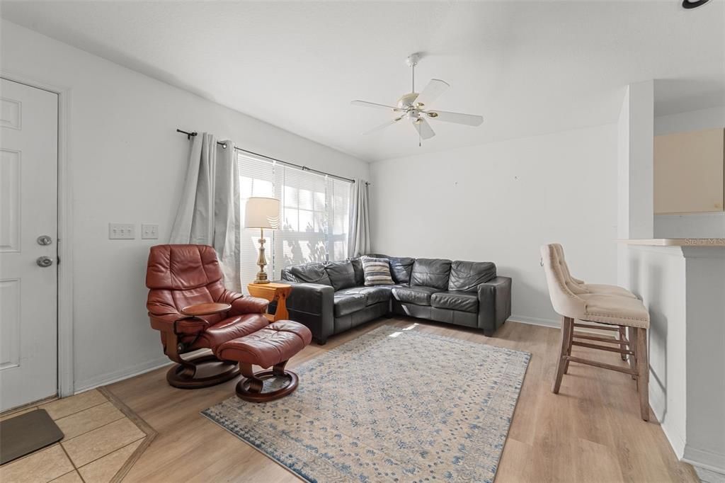 合同活跃: $280,000 (3 贝兹, 2 浴室, 1059 平方英尺)