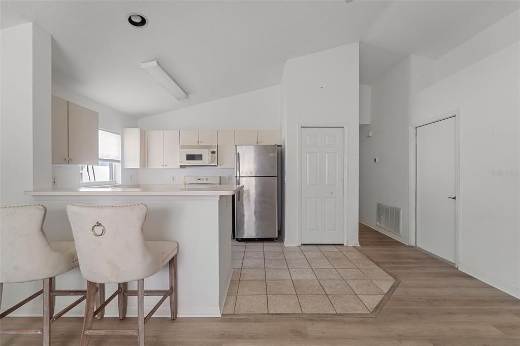 合同活跃: $280,000 (3 贝兹, 2 浴室, 1059 平方英尺)