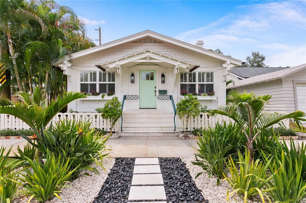 Recently Rented: $12,000 (3 beds, 3 baths, 1690 Square Feet)