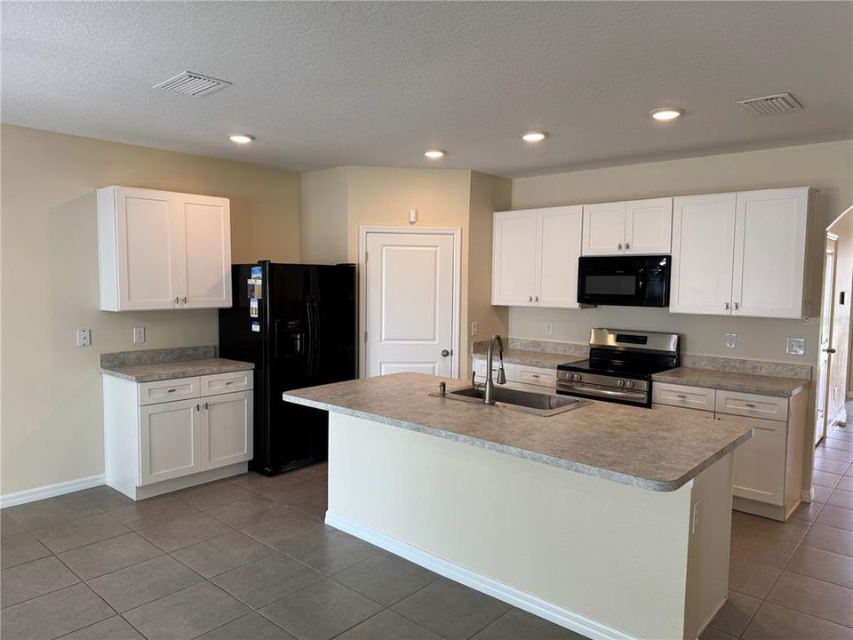 待售: $288,000 (4 贝兹, 2 浴室, 1828 平方英尺)