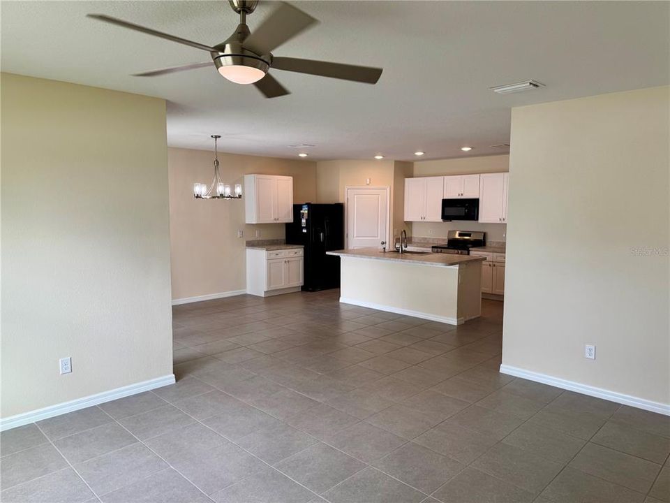 待售: $288,000 (4 贝兹, 2 浴室, 1828 平方英尺)