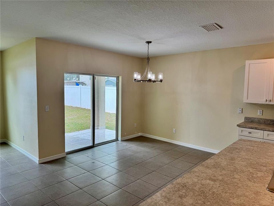 待售: $288,000 (4 贝兹, 2 浴室, 1828 平方英尺)