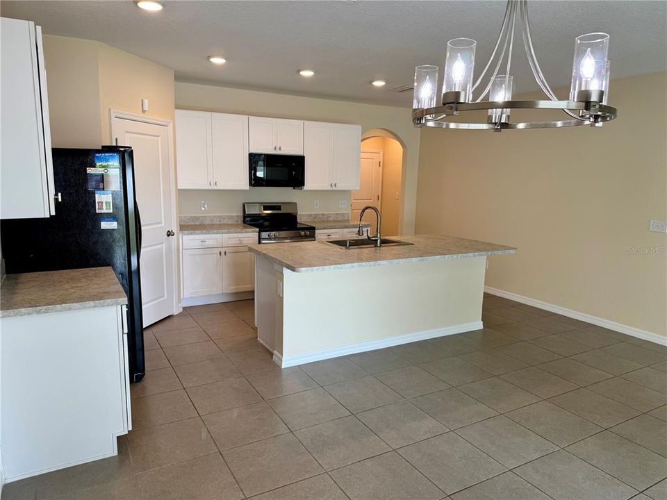 待售: $288,000 (4 贝兹, 2 浴室, 1828 平方英尺)