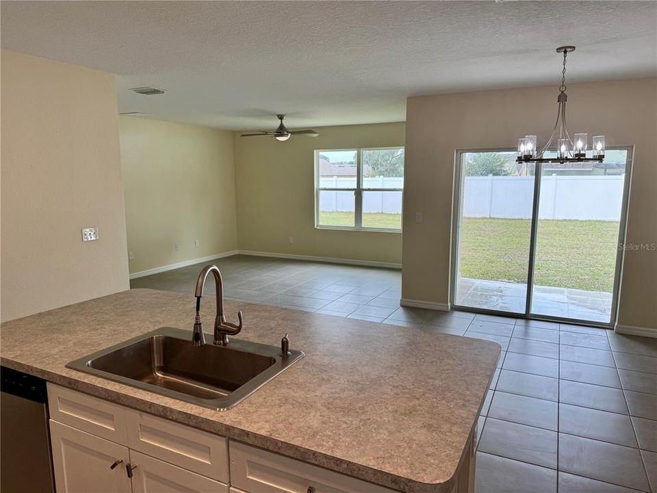 待售: $288,000 (4 贝兹, 2 浴室, 1828 平方英尺)