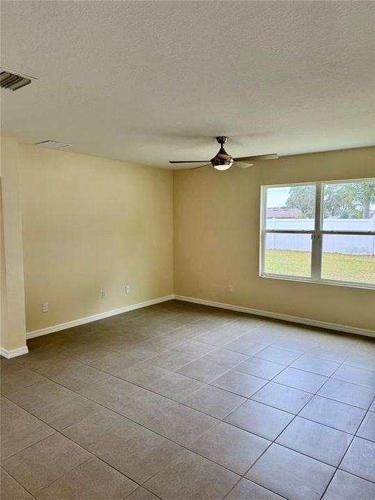 待售: $288,000 (4 贝兹, 2 浴室, 1828 平方英尺)