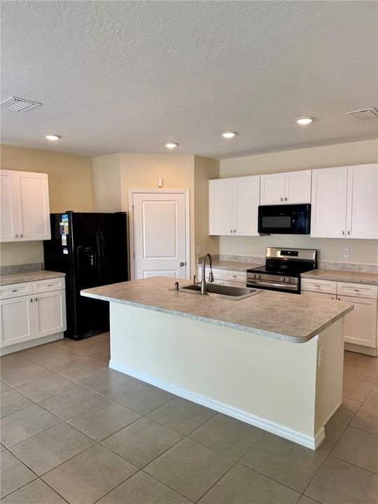 待售: $288,000 (4 贝兹, 2 浴室, 1828 平方英尺)